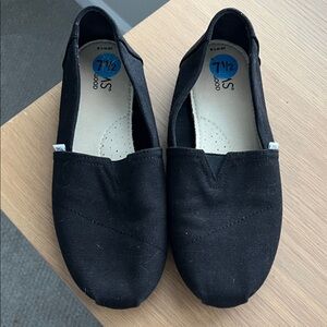 Tom’s Slip-On Canvas Shoes 7.5
